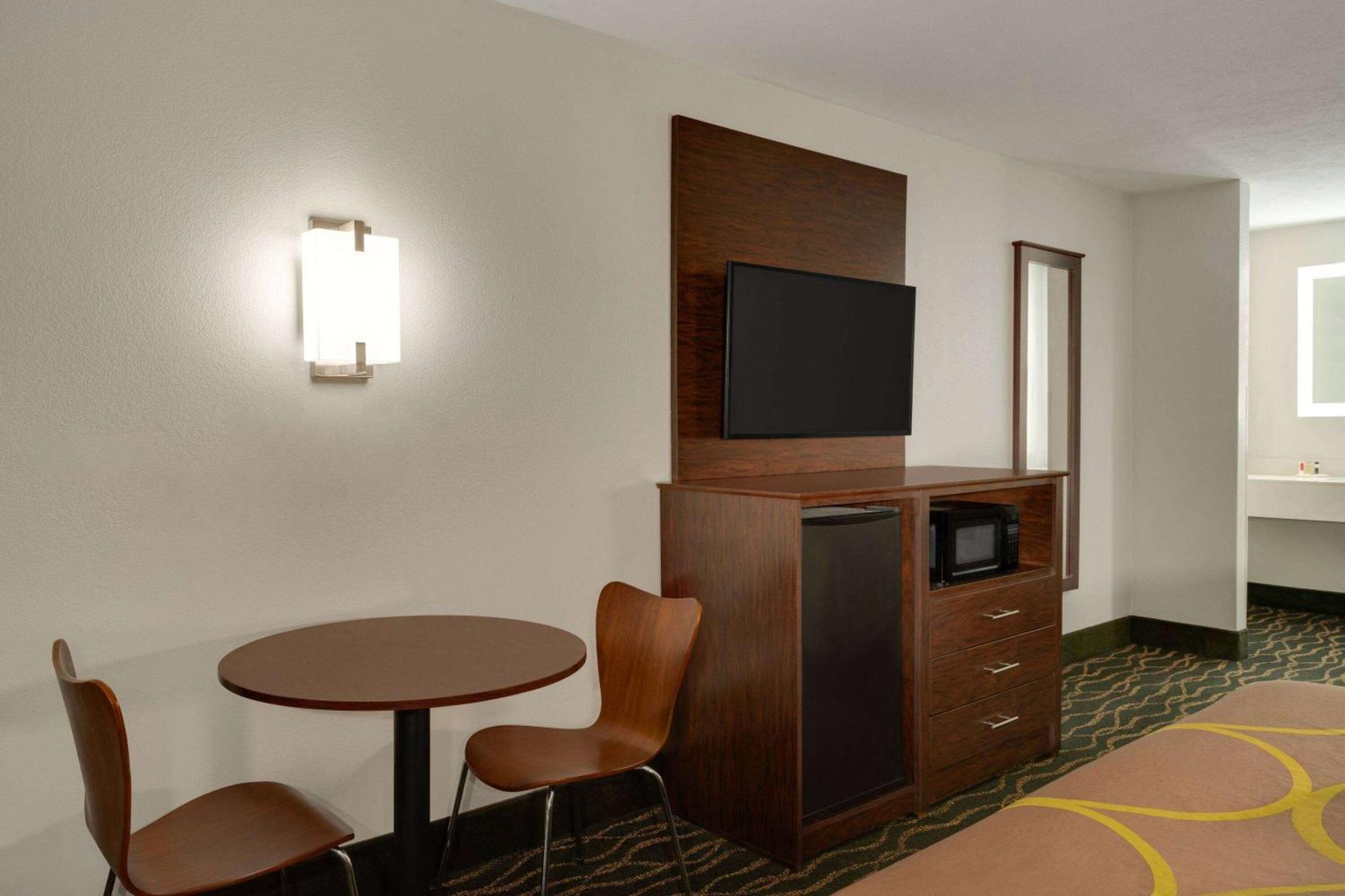 Super 8 By Wyndham Pearl/Jackson/East Hotel Exterior photo